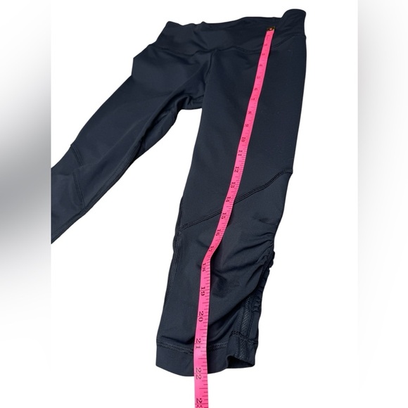 LULULEMON Black Legging Below the Knee Side Rouching detail Size 4 - Picture 9 of 10